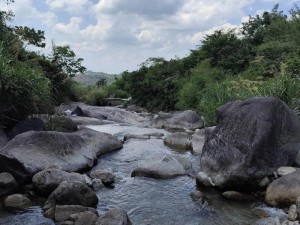 日本两峰夹小溪地湿又无泥诗两峰夹小溪地湿又无泥诗日本